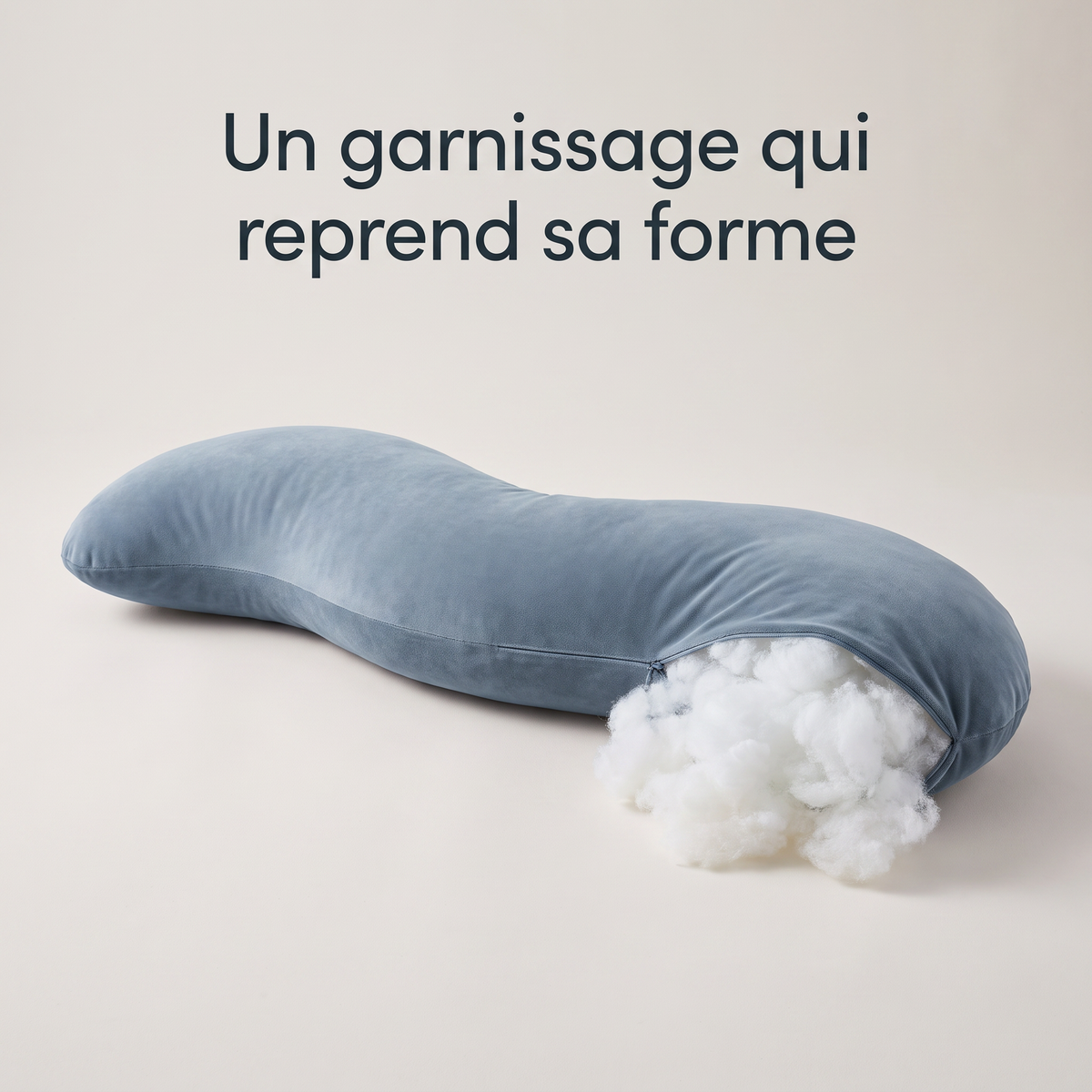 Housse déhoussable et garnissage en fibre siliconnée qui reprend sa forme.