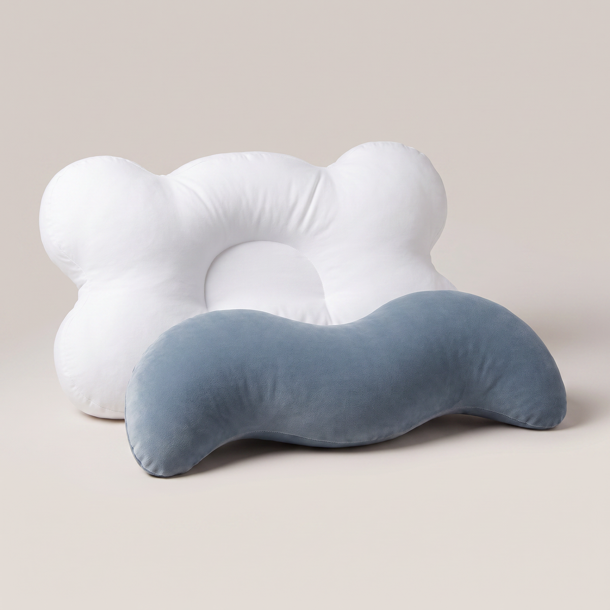 Le coussin de tête et l'oreiller de corps ergonomique présentés ensemble.