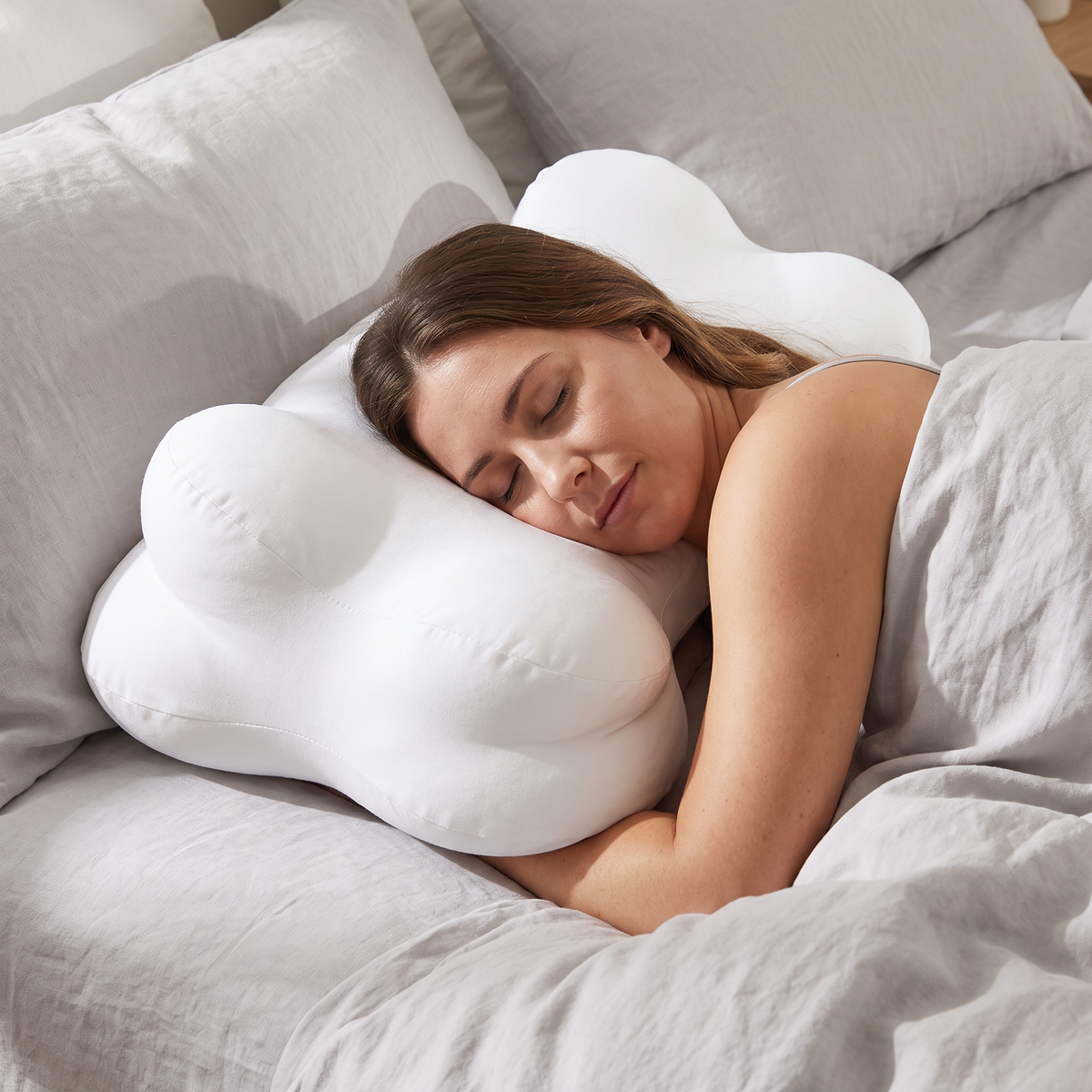 Une dormeuse sur le côté, la tête dans le creux central et l'épaule dans l'échancrure.